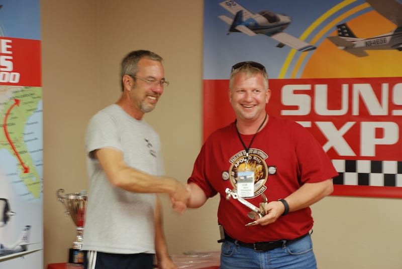 Richard Kaczmarek gives the Anchor Award to Dave Thompson who flew a Cessna 172.